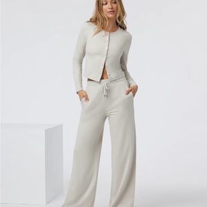 NWOT Vuori wide leg halo pant in Ecru Heather, medium short (petite)